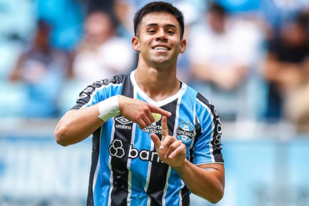 celebrando un gol con Gremio.