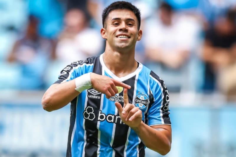 celebrando un gol con Gremio.