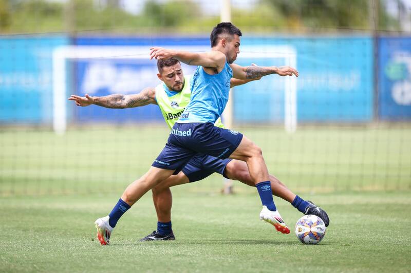 El delantero chileno tiene con dudas a Gustavo Quinteros y Ricardo Gareca. (Foto: @Gremio)
