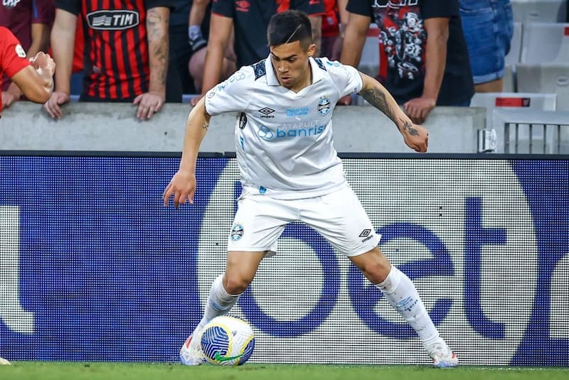 brilla con la camiseta de Gremio de Porto Alegre.
