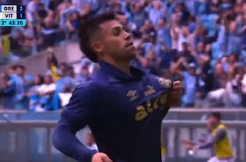 VIDEO | No se olviden de él: golazo de Alexander Aravena para sellar el triunfo de Gremio