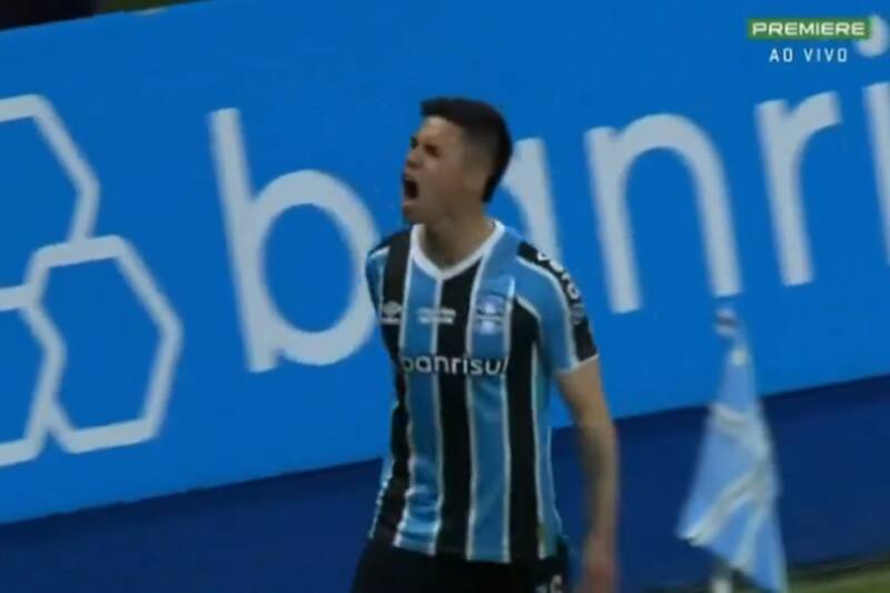 festeja su primer gol con la camiseta de Gremio.