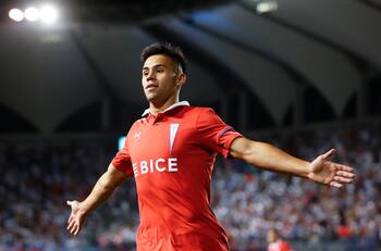 Aseguran que Alexander Aravena podría ser compañero de equipo de un histórico de La Roja