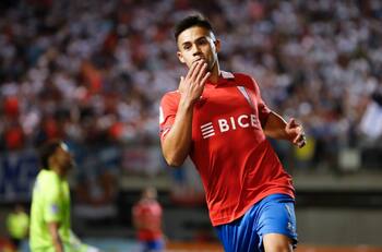 Jugaría Champions League: Aseguran que Universidad Católica recibió una oferta europea por Alexander Aravena