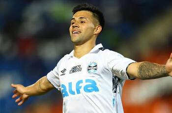 Mensaje para el DT: Alexander Aravena marcó este gol en la contundente victoria de Gremio