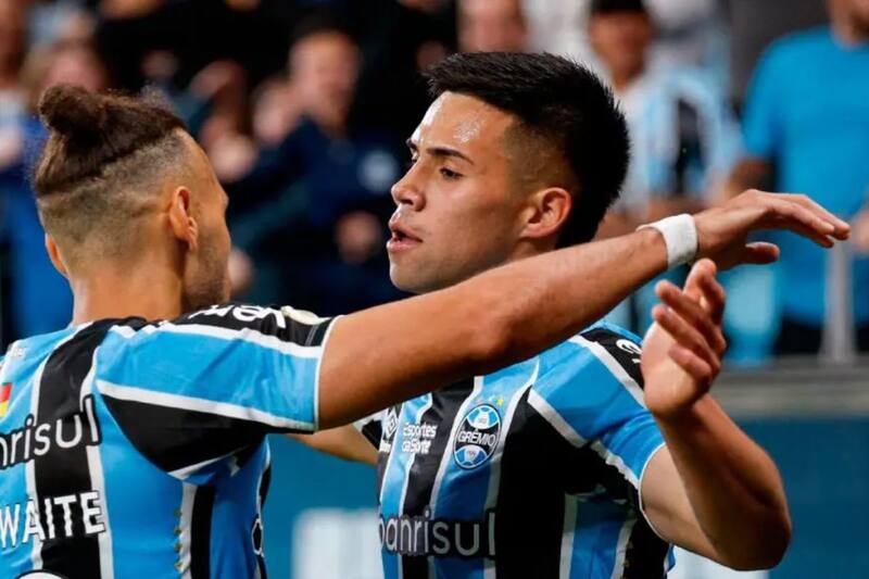 Alexander Aravena desaprovechó algunas opciones claras de gol, pero fue clave en la consecución del segundo tanto, que le dio la victoria a Gremio sobre Sao Paulo.