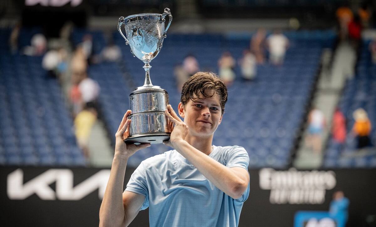 Alexander Blockx con la copa de campeón del Australian Open Junior en 2023.