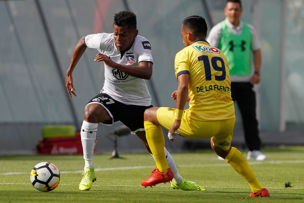 Alexander Bolaños disputando un encuentro con la camiseta de Colo Colo.