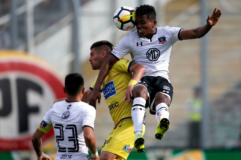 Alexander Bolaños jugando con la camiseta de Colo Colo.