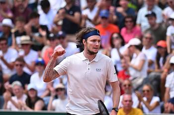 Otro batacazo en Roland Garros: Un top 10 quedó eliminado ante el 62° del mundo