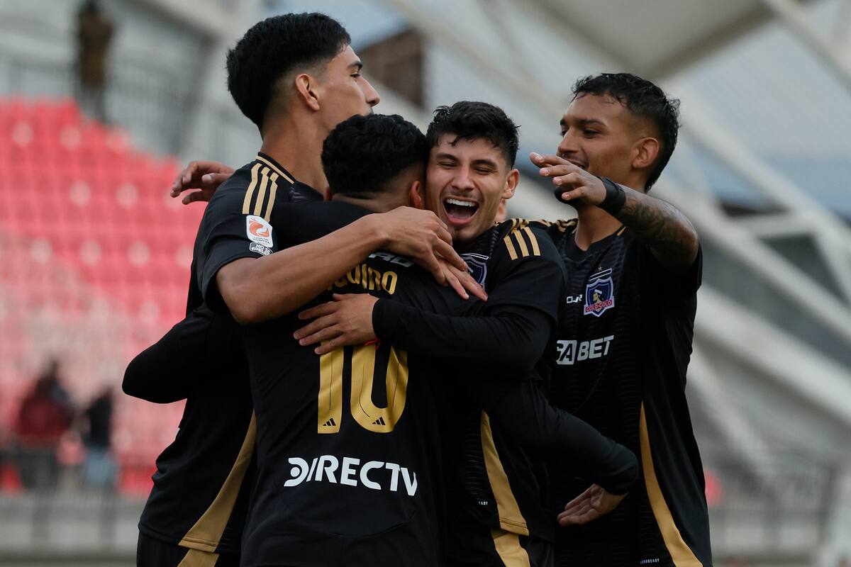 celebrando su gol en Colo Colo. Foto: Aton