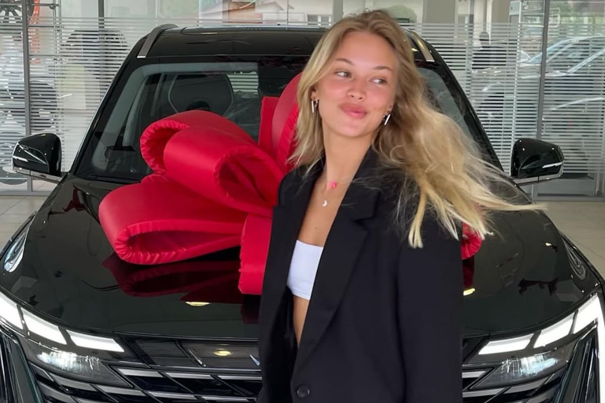 maneja una imponente camioneta.