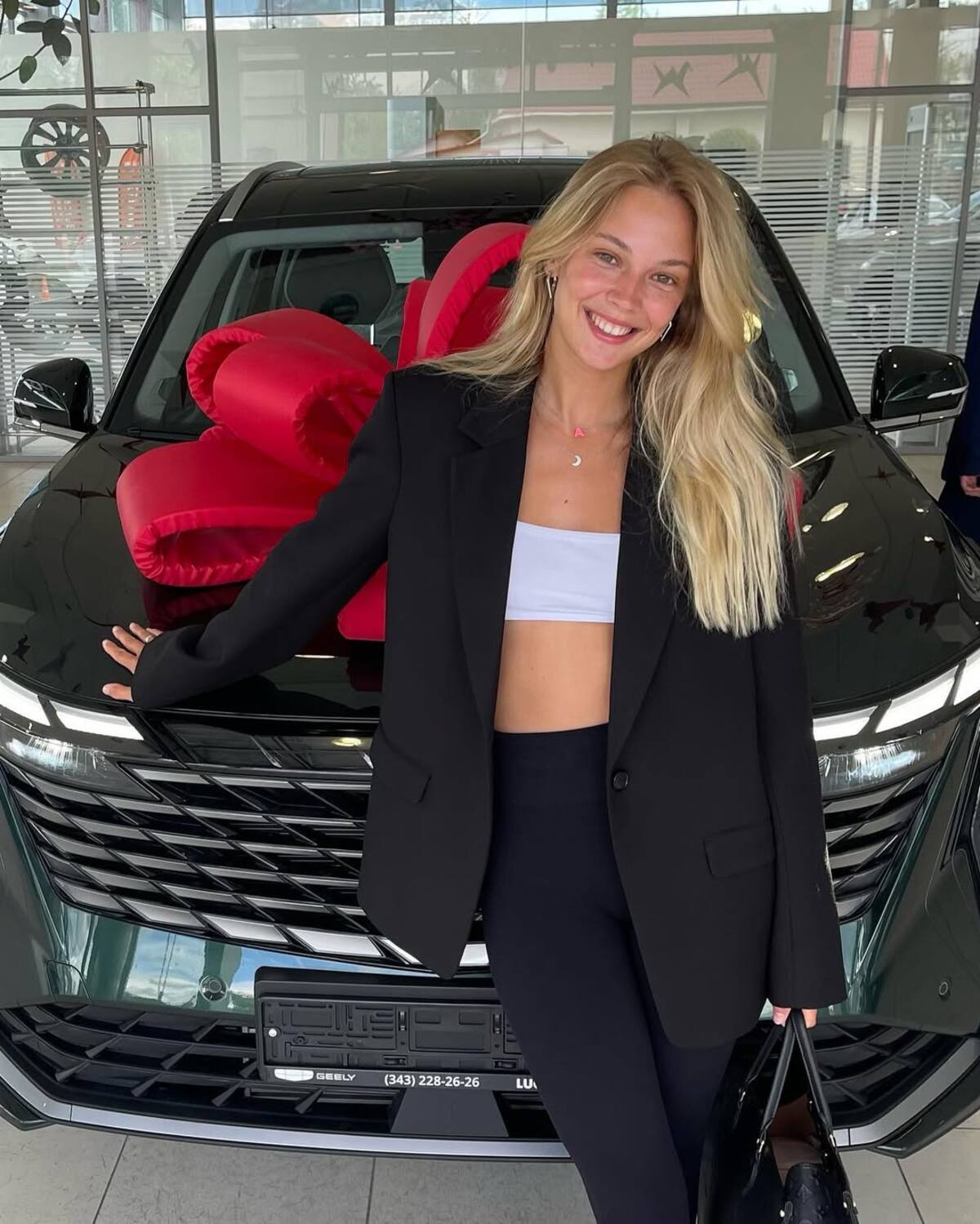 El modelo que conduce la polola de Alexis Sánchez.