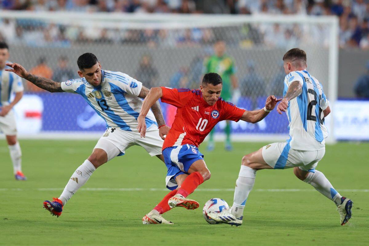 fue criticado por los hinchas tras salir reemplazado contra Argentina. Foto: EFE