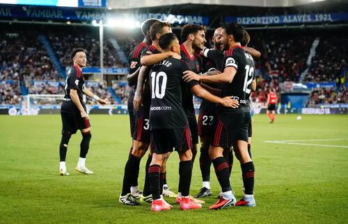 Marcó su primer gol con Sevilla contra Alavés.