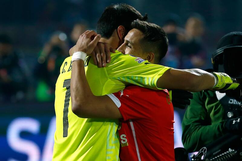 junto a Claudio Bravo en la Copa América 2015