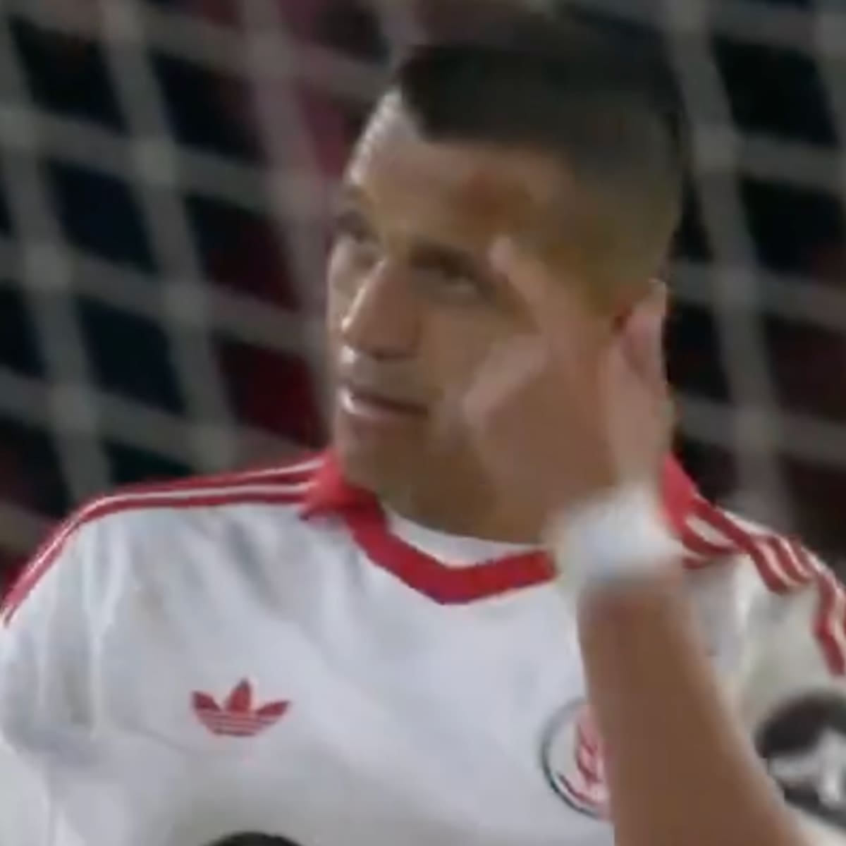 VIDEO | La razón por la que Alexis Sánchez quedó con un chichón tras la victoria del Sevilla: “Estoy mareado”