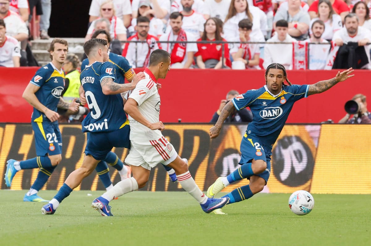 Alexis Sánchez fue clave en triunfo vital del Sevilla y desató la ilusión por la permanencia. Foto: EFE.