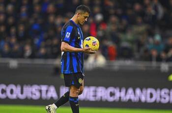“Nos hace extrañarlo”: Reemplazo de Alexis Sánchez en el Inter de Milán no convence