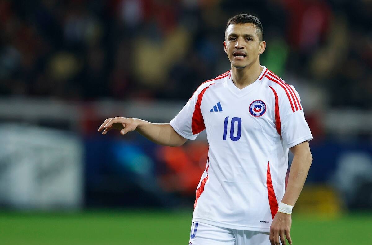 Alexis Sánchez sorprende en sus redes sociales y aparece posando con la camiseta de otra Selección