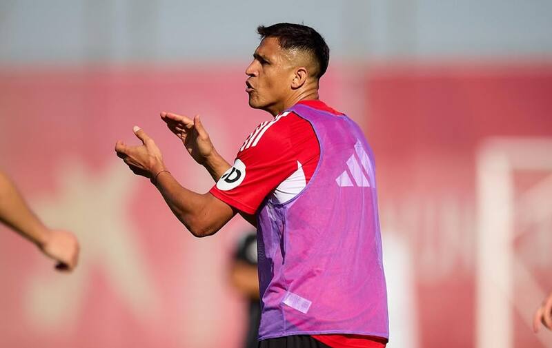 El chileno durante las prácticas en la Ciudad Deportiva del Sevilla.