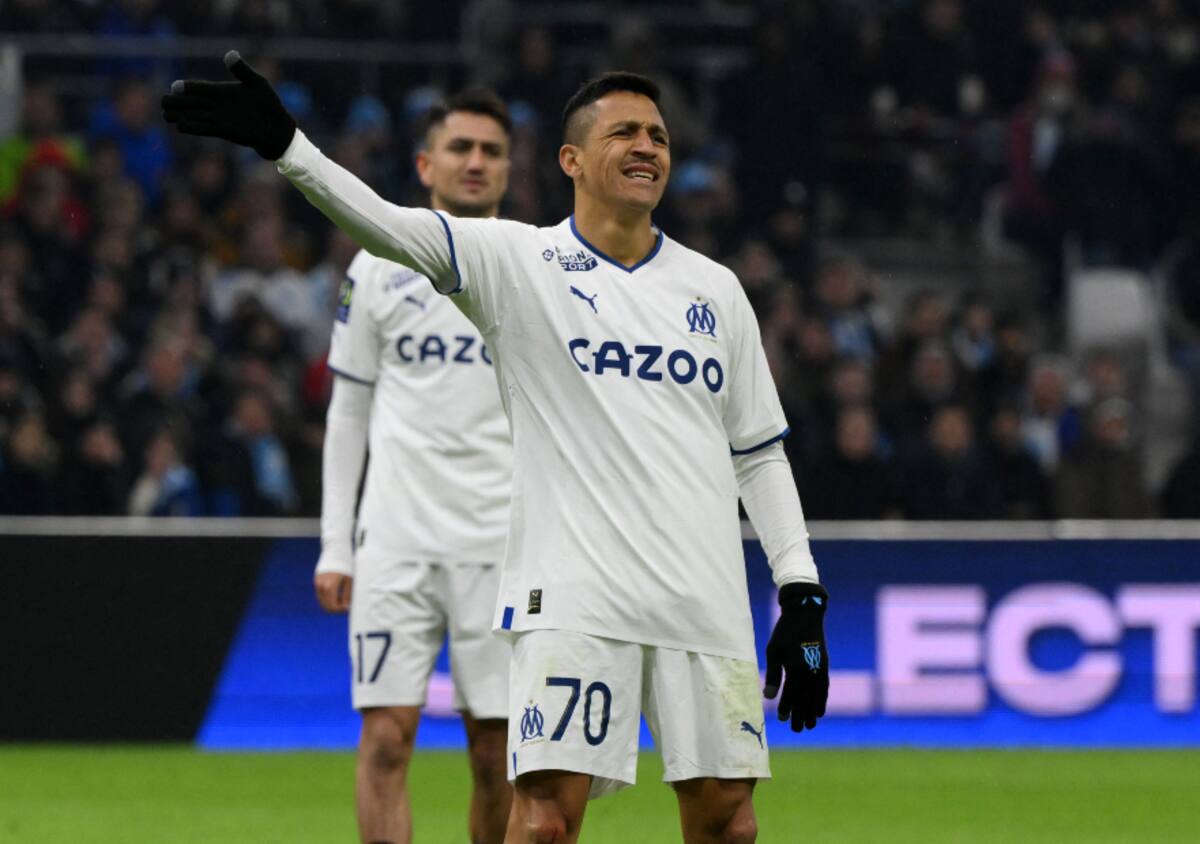 Alexis Sánchez sumó una caída contra el Annecy. Foto: EFE