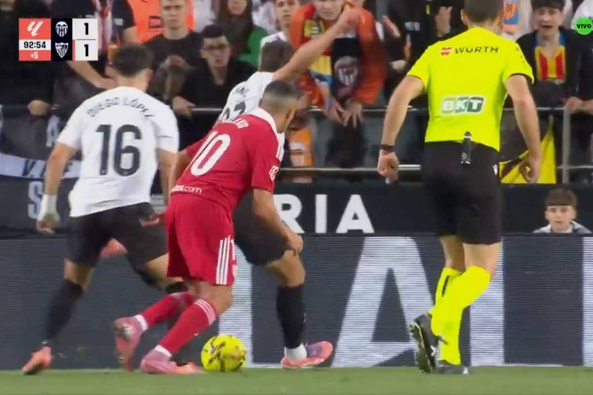 Viendo cómo Valencia marcó el empate en los descuentos. Foto: Captura DSports