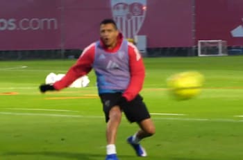 VIDEO | Con un movedizo Alexis Sánchez: así fue el primer entrenamiento del Sevilla este 2026