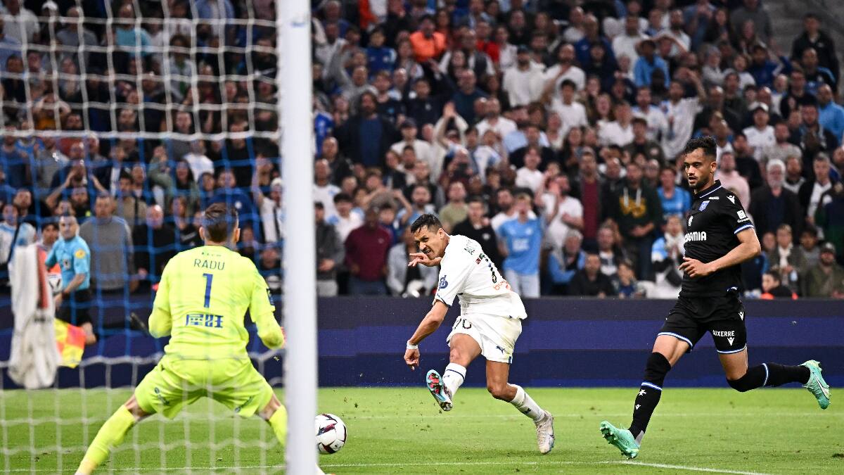 ¿Por qué el golazo de Alexis Sánchez al Auxerre genera polémica en Francia?