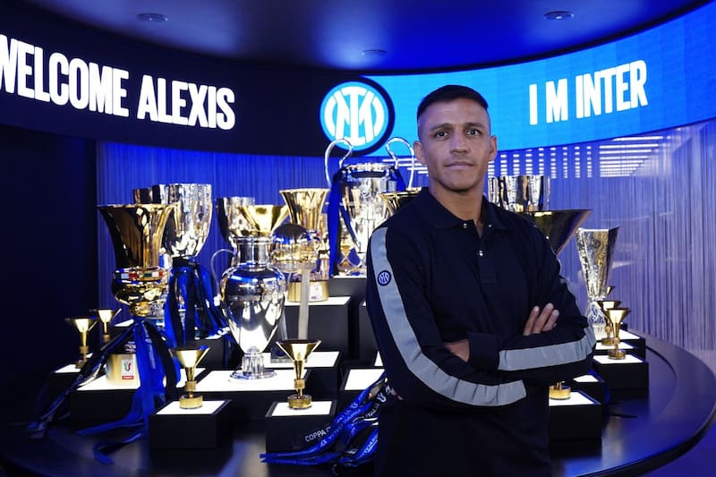 El tocopillano en la sala de trofeos del Inter de Milán, para su primera entrevista como nuevo refuerzo para la temporada. Foto: @Inter