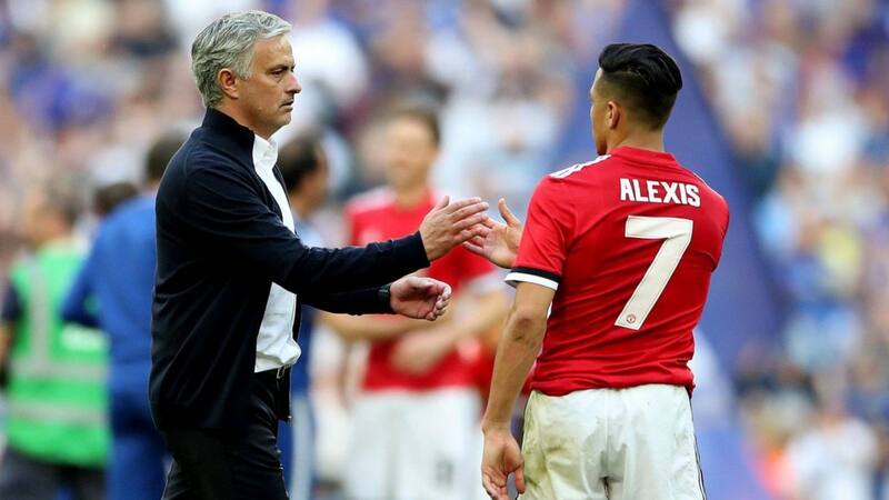 saludando a José Mourinho durante su época en el Manchester United.
