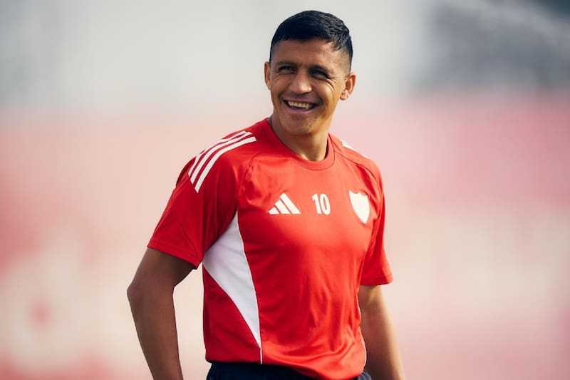 El delantero chileno podría sellar en las próximas semanas su continuidad en Sevilla. Foto: @sevilla en X