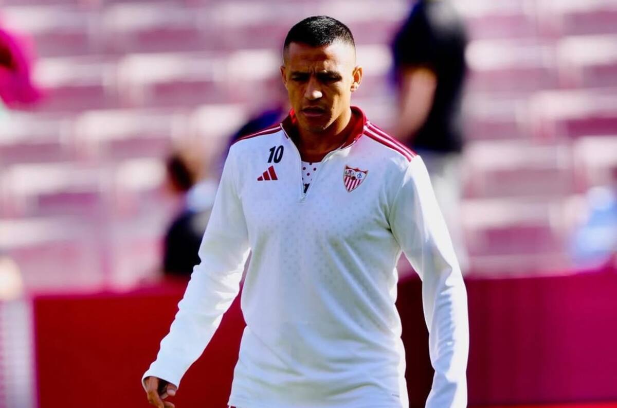 . El tocopillano con la indumentaria del Sevilla. Foto: Sevilla FC en Instagram.