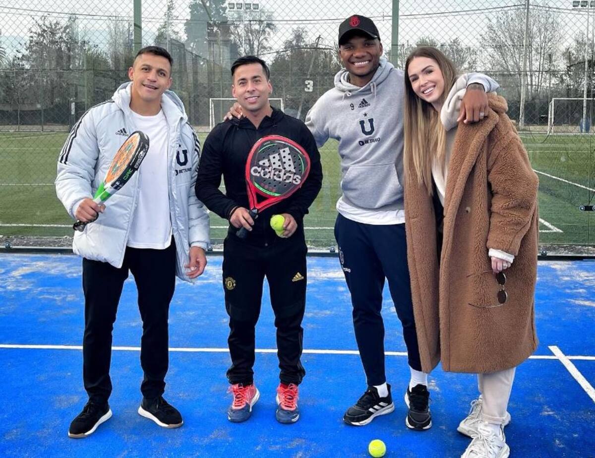 El delantero vistiendo ropa de Universidad de Chile con su amigo y exjugador azul, Junior Fernandes.
