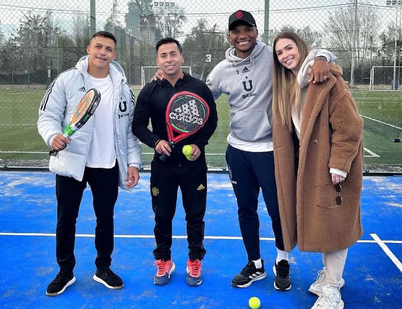 El delantero vistiendo ropa de Universidad de Chile con su amigo y exjugador azul, Junior Fernandes.