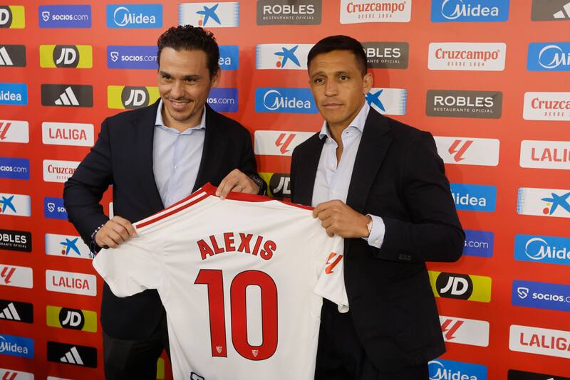 El chileno durante su presentación con el Sevilla FC.
