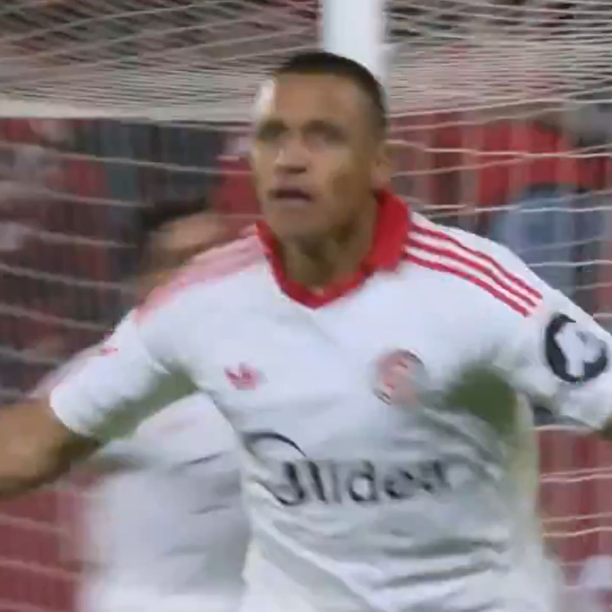 VIDEO | Alexis Sánchez hace estallar a todo Sevilla con este golazo en la lucha por no descender en La Liga