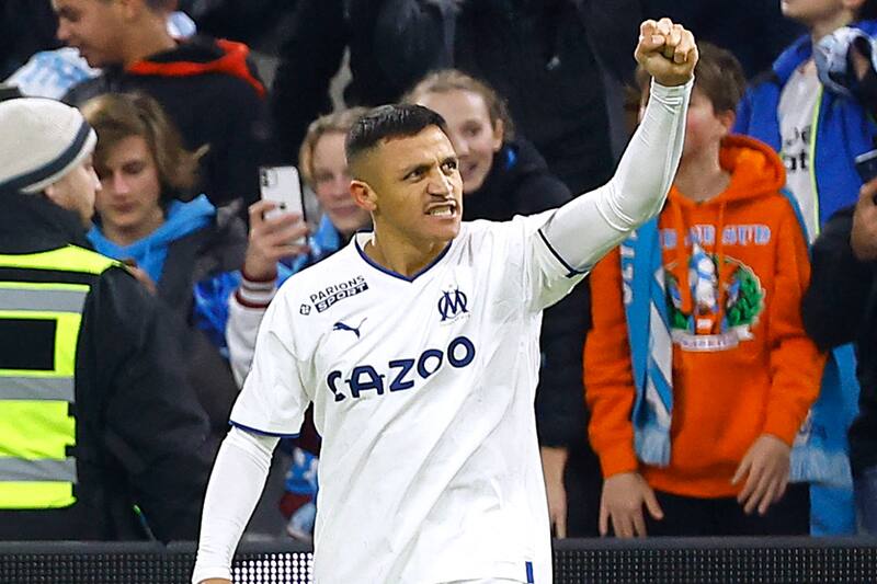 Un balón que quedó suelto tras intento de Alexis fue aprovechado por Vitinha para el 1-0.