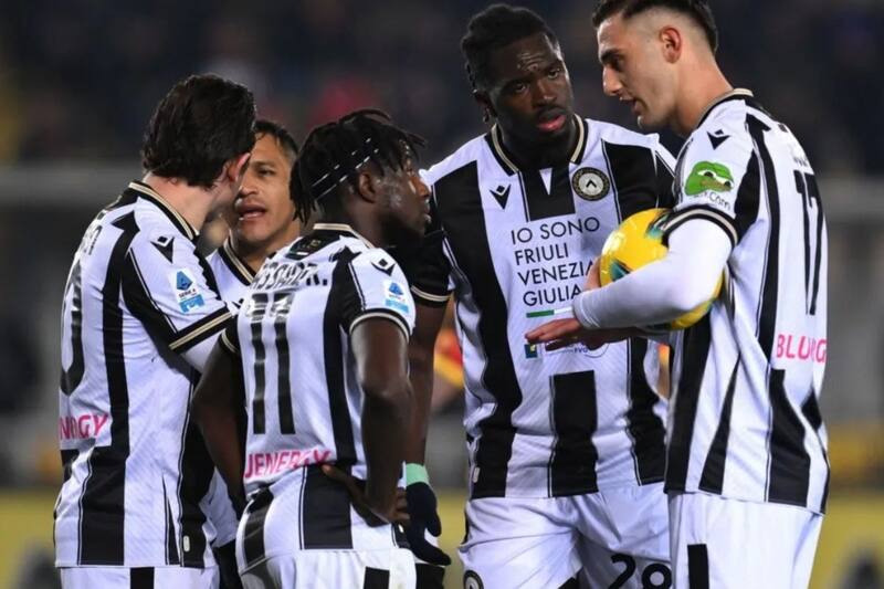 El chileno es respetado en el camarín del Udinese. Foto: @InstantFoot.