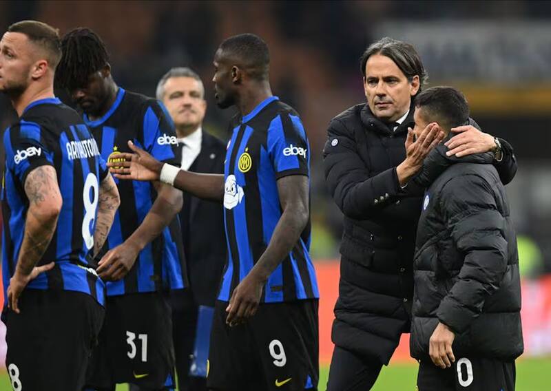 Alexis Sánchez junto al técnico Simone Inzaghi.