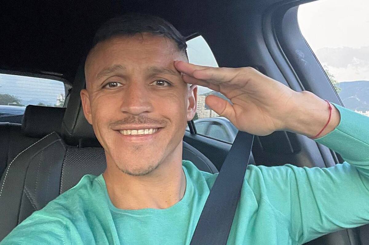 El delantero chileno aún no define su futuro y sorprendió con viaje relámpago a Francia.