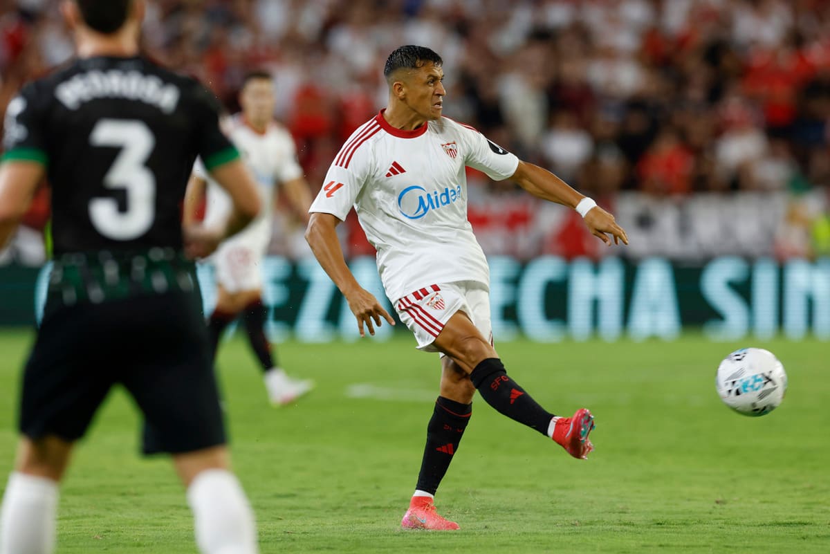 El chileno de 36 años, debutó la semana pasada con la camiseta del Sevilla.