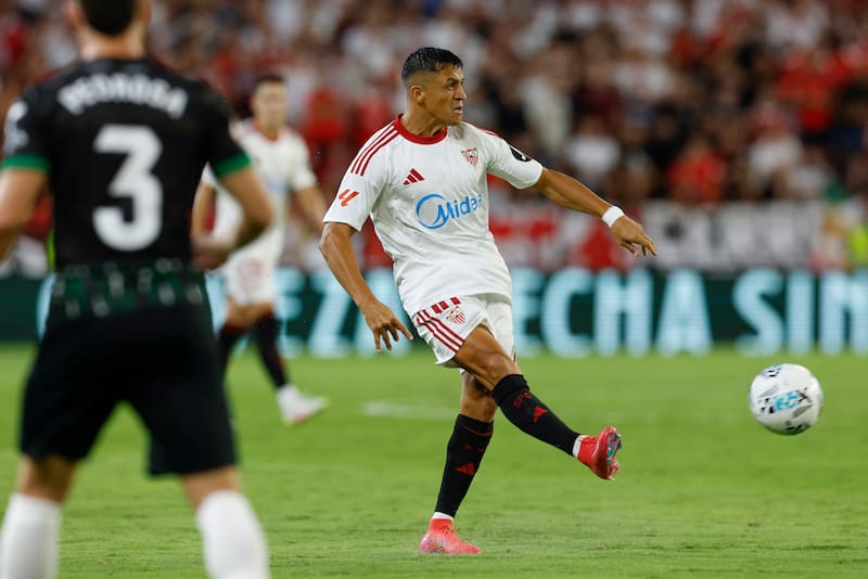 El chileno de 36 años, debutó la semana pasada con la camiseta del Sevilla.