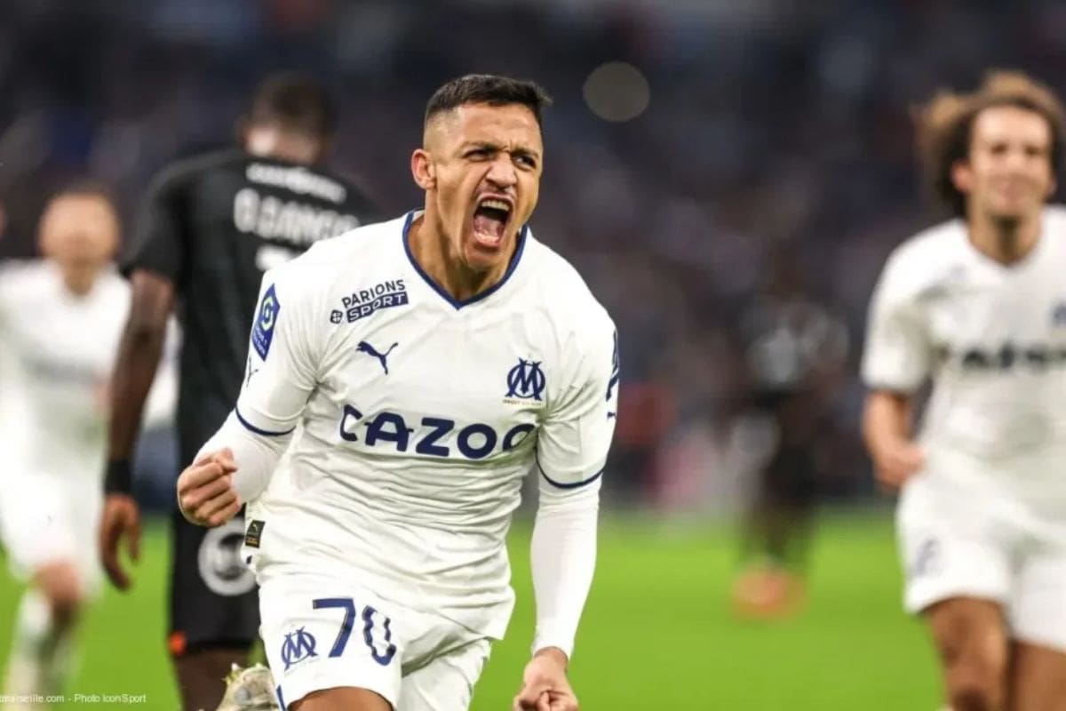 El delantero chileno celebra un gol durante su estancia en el Olympique de Marsella.