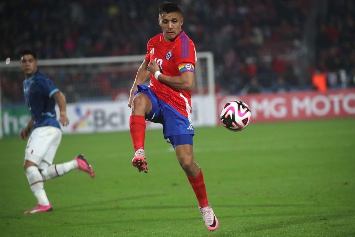 jugando contra Paraguay.
