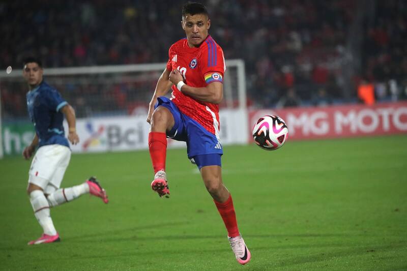 jugando contra Paraguay.