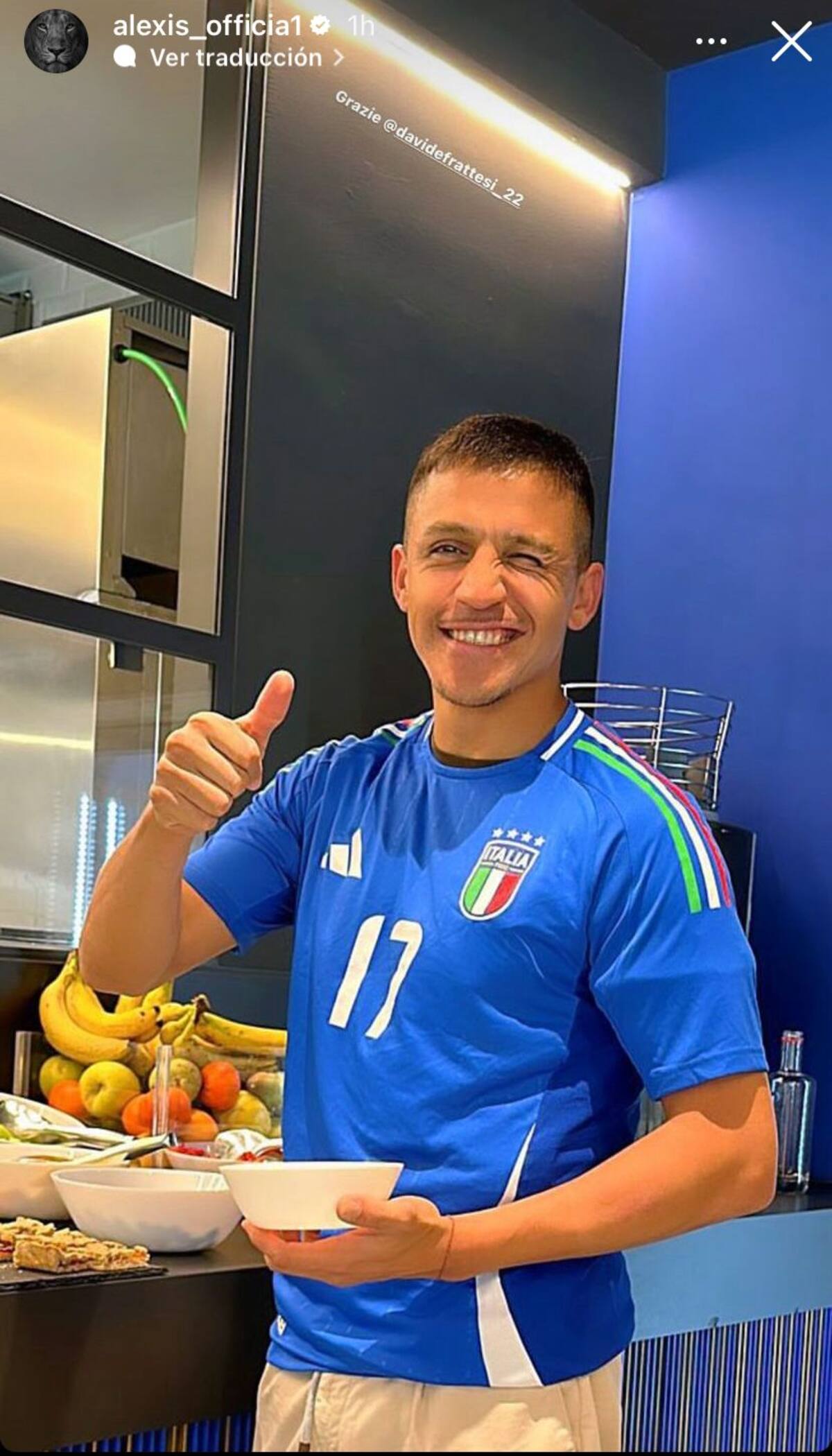 se puso la camiseta de Italia que le regaló Davide Fratessi.