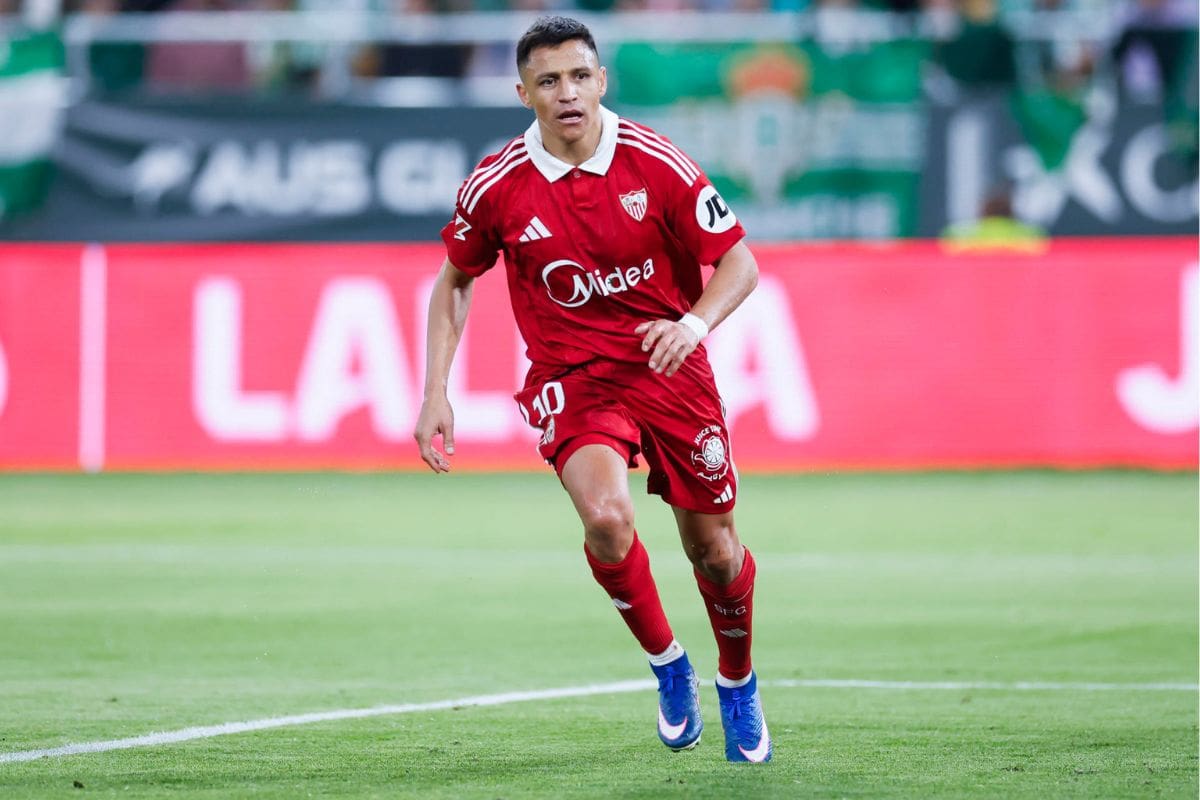 El chileno con la camiseta del Sevilla. Foto: EFE.