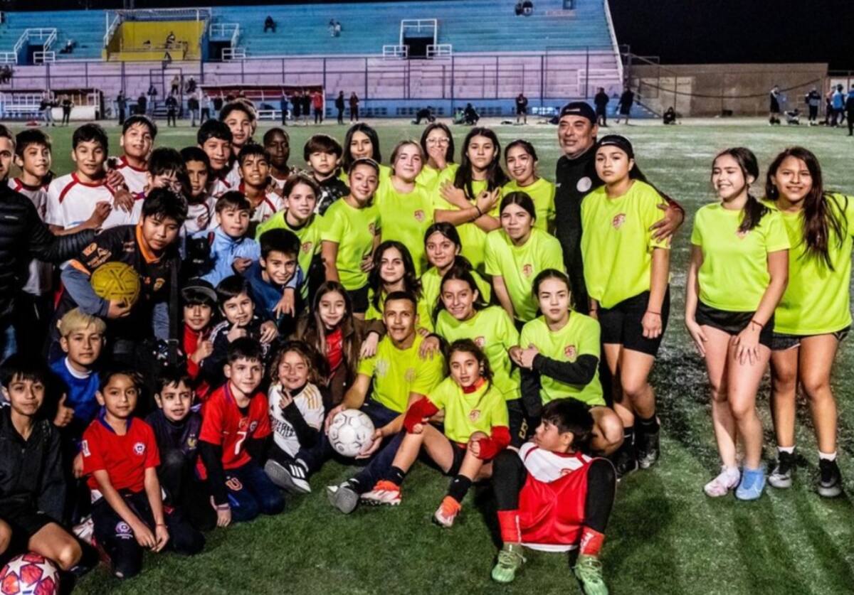 Alexis Sánchez compartiendo con niños y familias en Tocopilla.