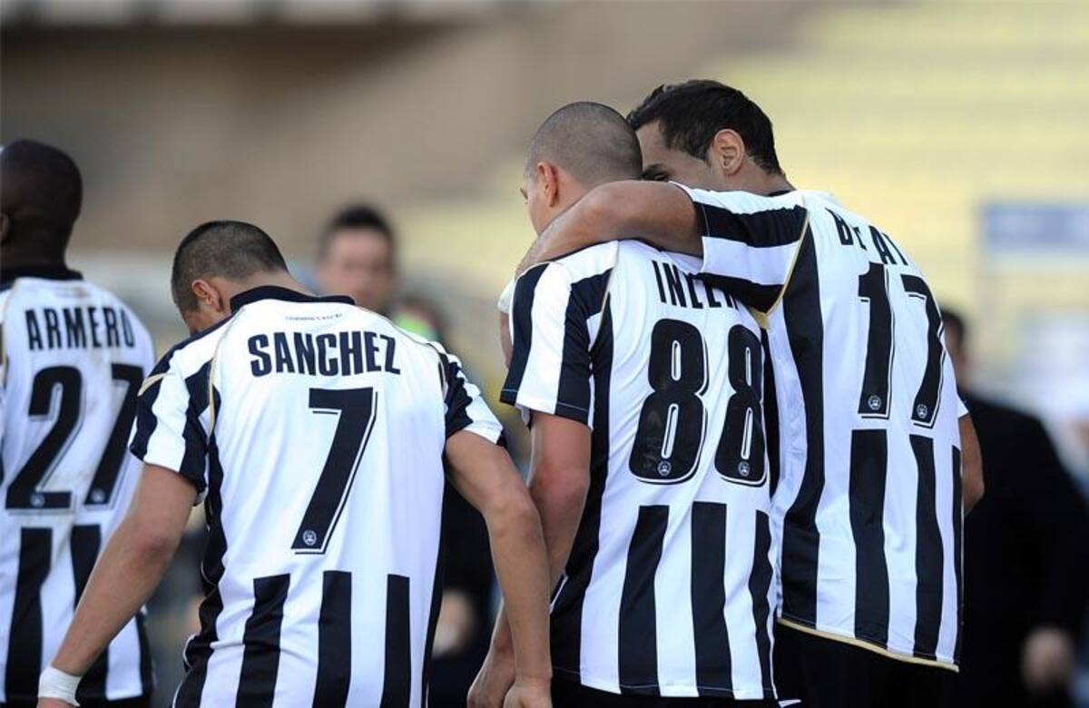 Alexis Sánchez junto a Gökhan Inler en el Udinese.